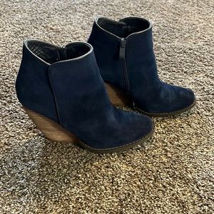 Very volatile navy suede wedge booties